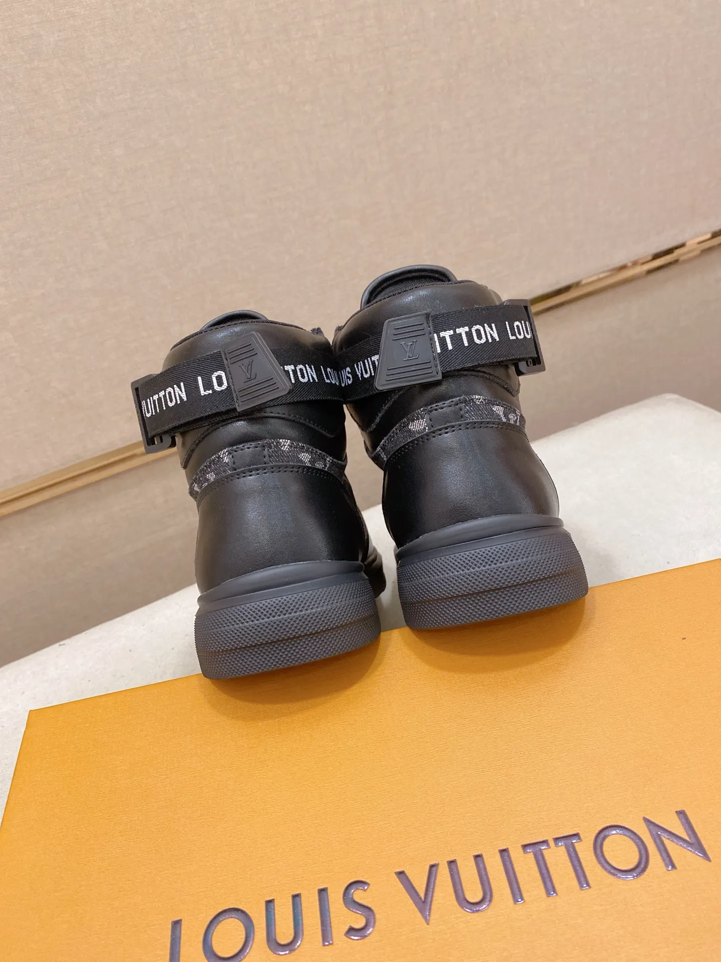 Men's shoes 400💰louis vuitton (Louis Vuitton/lv)🔍🔍The new counters are on sale at the same time. The uppers are imported from Italy. ⃣️Re-engraved🇮🇹💪💪, ⚠Sole: The original sole is specially provided by the original factory, the exclusive movable molded sole is super comfortable, ⚠Original and single goods 🔍high quality, you can enter and leave the counter at will, welcome to compare⚠. Code number: 38-44 (45/customized, non-refundable)